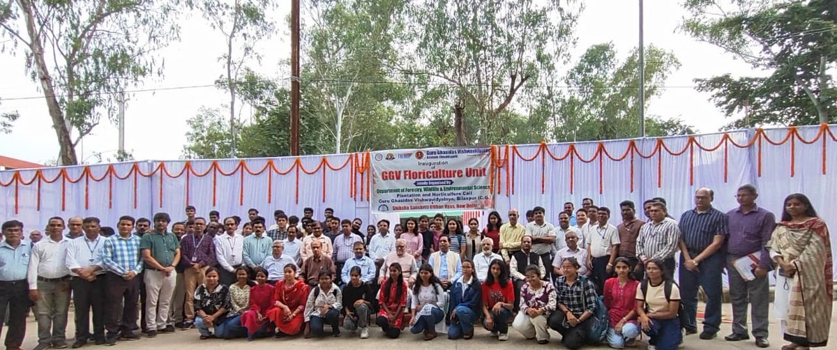 गुरु घाशीदास केन्द्रीय वि.वि बिलासपुर में फुलों की खेती (होटी कल्चर) हेतु स्थापित केन्द्र के उद्धाटन कार्यक्रम में मंच पर कुलपति प्रो चक्रवाल, कुलसचिव,न्यास की वि.वि संयोजक प्रो सीमा राय एवं प्रतिभागी आचार्य गण व छात्र समुदाय।