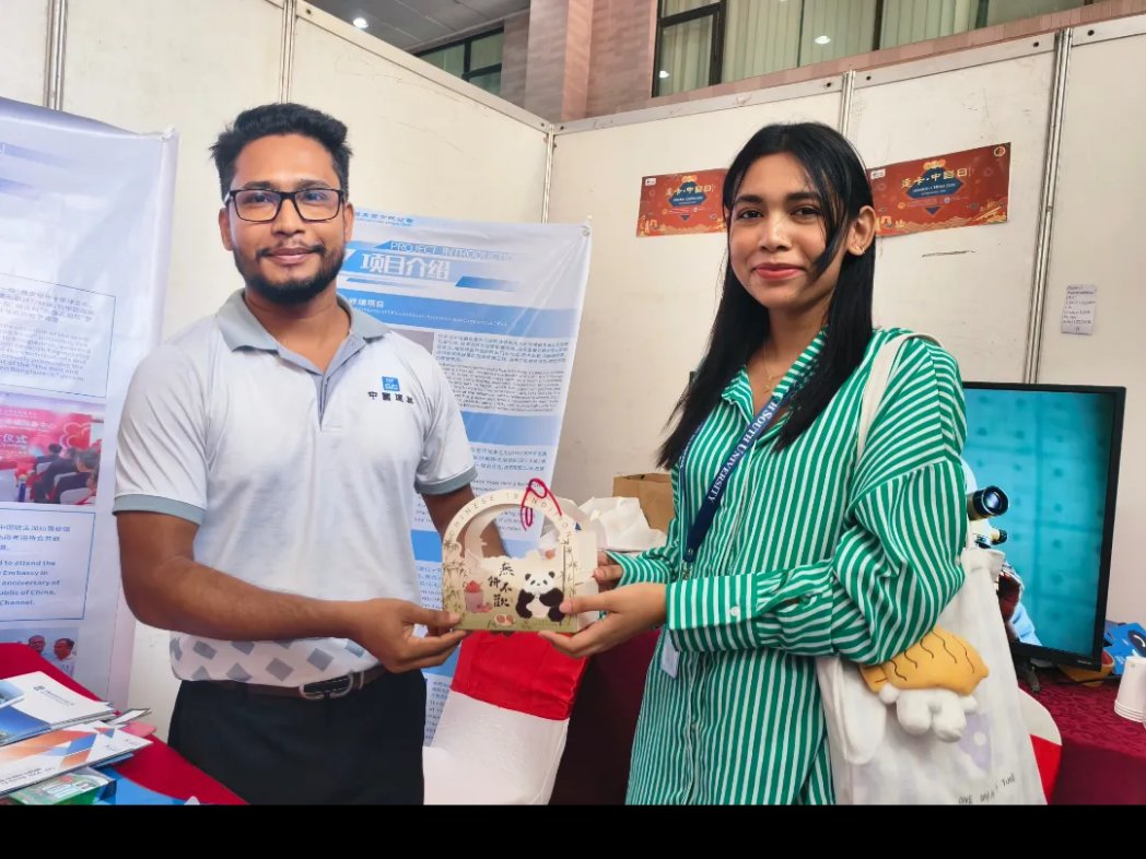 CSCECBDNEWS's tweet image. Recently CSCEC Bangladesh participated in the second &quot;Dhaka Chinese Day&quot; event, showcasing its local achievements and sharing Mid-Autumn mooncakes with Bangladeshi students to promote cultural exchange and deepen China-Bangladesh friendship.
#CSCEC #dhakachineseday