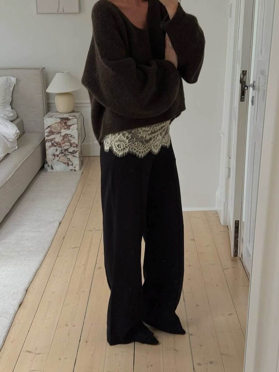 TheCoolHour's tweet image. Oversized sweaters meet lace layering. Cozy just got sophisticated.

thecoolhour.com/heres-how-to-e…

#StyleTips #FallFashion #SoftTextures