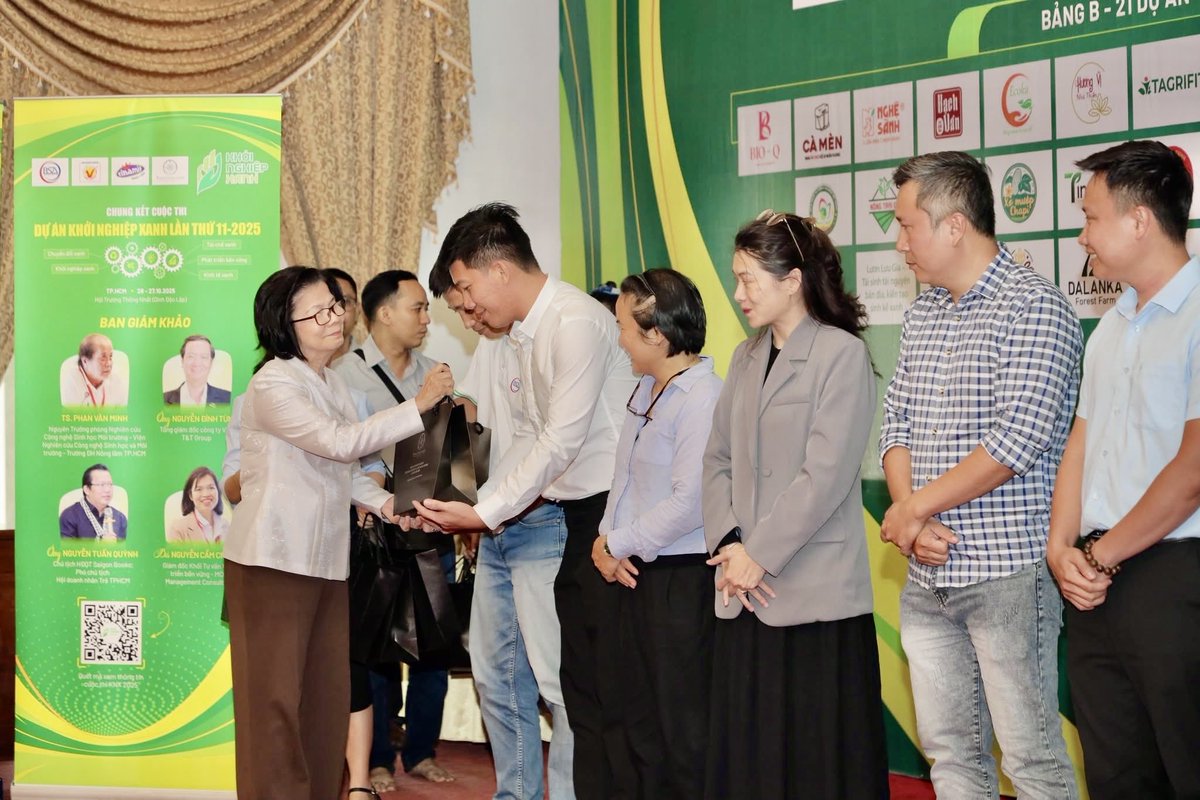 Giải thưởng này mang một ý nghĩa thật sự to lớn với Làng Mướp….mở ra một hành trình được đồng hành cùng các DN dẫn đầu về xuất khẩu.❤️❤️❤️

Sản phẩm của Làng Mướp sẽ hiện diện trên các kệ trong những siêu thị tại nước ngoài với thương hiệu Làng