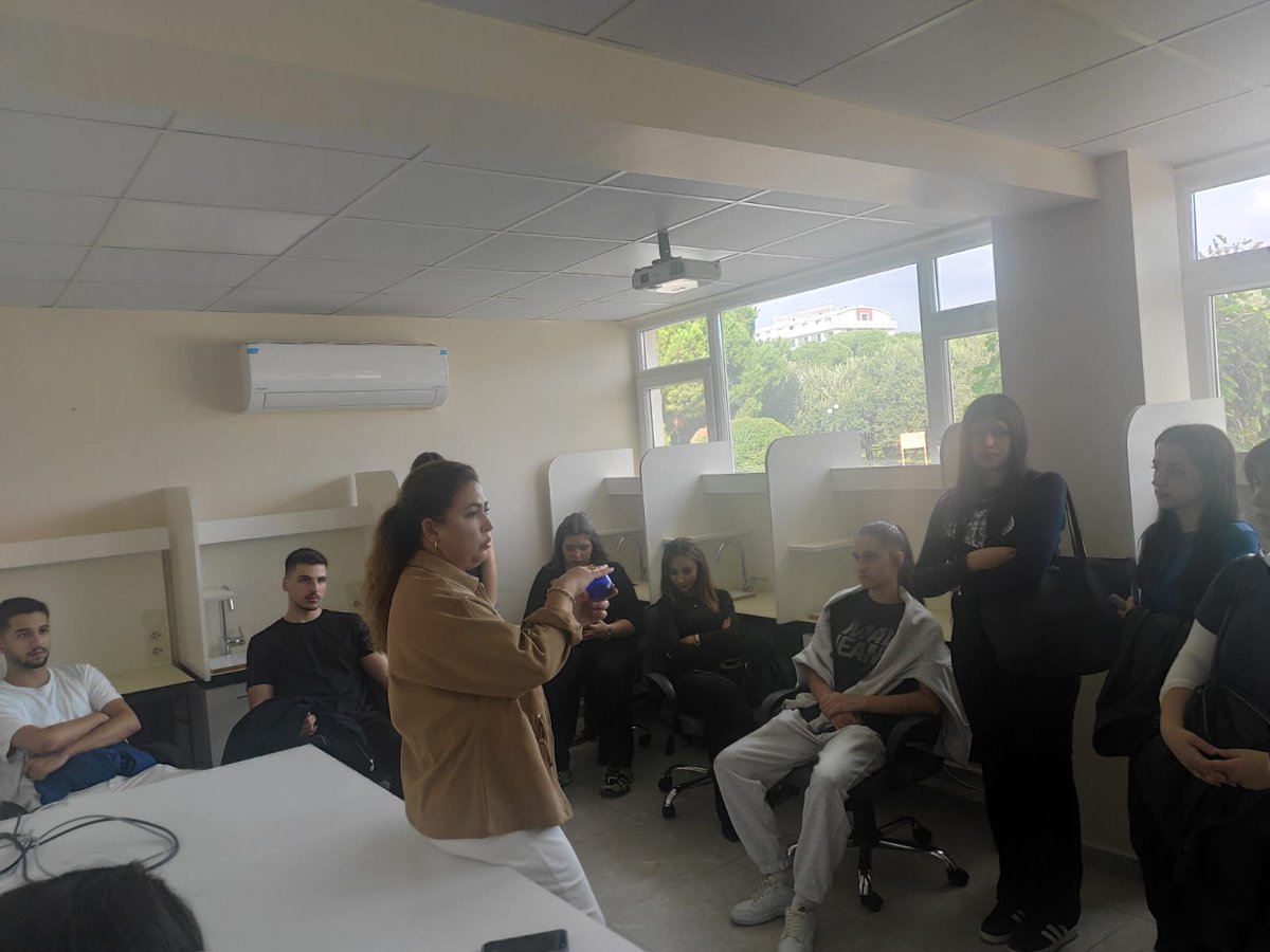 izmirzae's tweet image. Geleceğin gıda mühendisleri Enstitümüzde! 🎓 Yaşar Üniversitesi Gıda Teknolojisi Bölümü'nden 60 öğrenciyi ağırlamaktan mutluluk duyduk. Uzman ekibimiz, zeytin ve zeytinyağının bilim dolu dünyasını onlara anlattı. #Tagem #Zeytincilik #ARGE