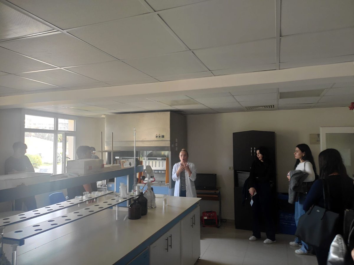 izmirzae's tweet image. Geleceğin gıda mühendisleri Enstitümüzde! 🎓 Yaşar Üniversitesi Gıda Teknolojisi Bölümü'nden 60 öğrenciyi ağırlamaktan mutluluk duyduk. Uzman ekibimiz, zeytin ve zeytinyağının bilim dolu dünyasını onlara anlattı. #Tagem #Zeytincilik #ARGE