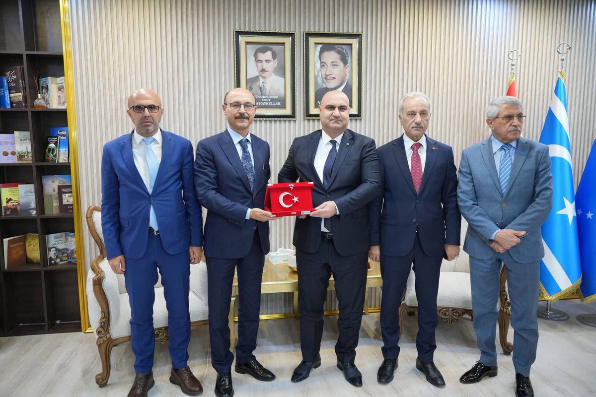 TalipGeylan06's tweet photo. TÜRKMENELİ TÜRKTÜR, TÜRK KALACAK!

Kerkük programımız kapsamında Irak Türkmen Cephesi (ITC) Başkanı Mehmet Seman Ağa’yı ziyaret ederek istişarelerde bulunduk.

Irak’taki Türk varlığının teminatı olan ITC, soydaşlarımızın dili ve kimliğiyle yaşamını sürdürmesi ve Türkmenlerin Irak’ın ayrılmaz ve asli unsuru olarak yönetimde ve karar alma süreçlerinde yer alması için takdire şayan bir faaliyet yürütüyor.

Bu bağlamda 11 Kasım’da yapılacak seçimlere yönelik de yoğun bir gayret içerisindeler.
İnanıyorum ki, soydaşlarımız, birlik ve beraberlik içerisinde parlamentoda hak ettikleri temsiliyete kavuşacaklardır.