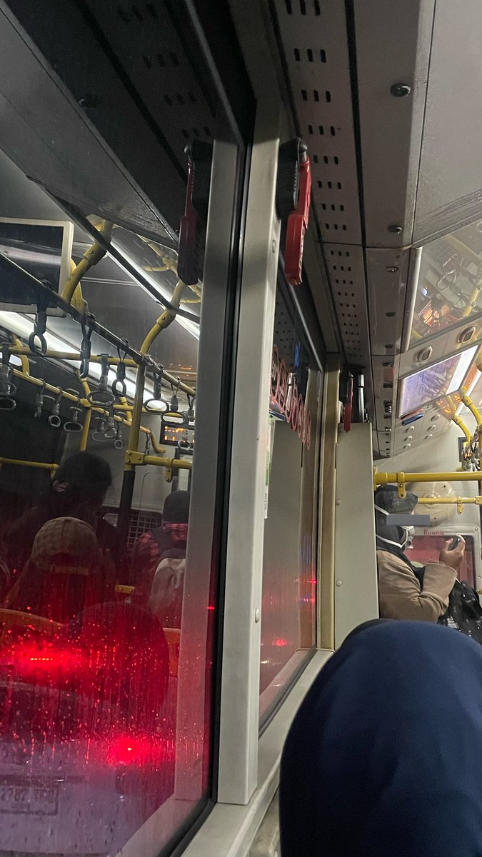 Perjalanan 12km lintas Jaksel - Jakut dengan kondisi gerimis sendu:

- Ojol: 28 menit Rp. 44.000
- Biawak Keliling: 1 Jam 20 Menit Rp. 3.500

in this economy, biawak kita emang selalu jadi pilihan yg tepat