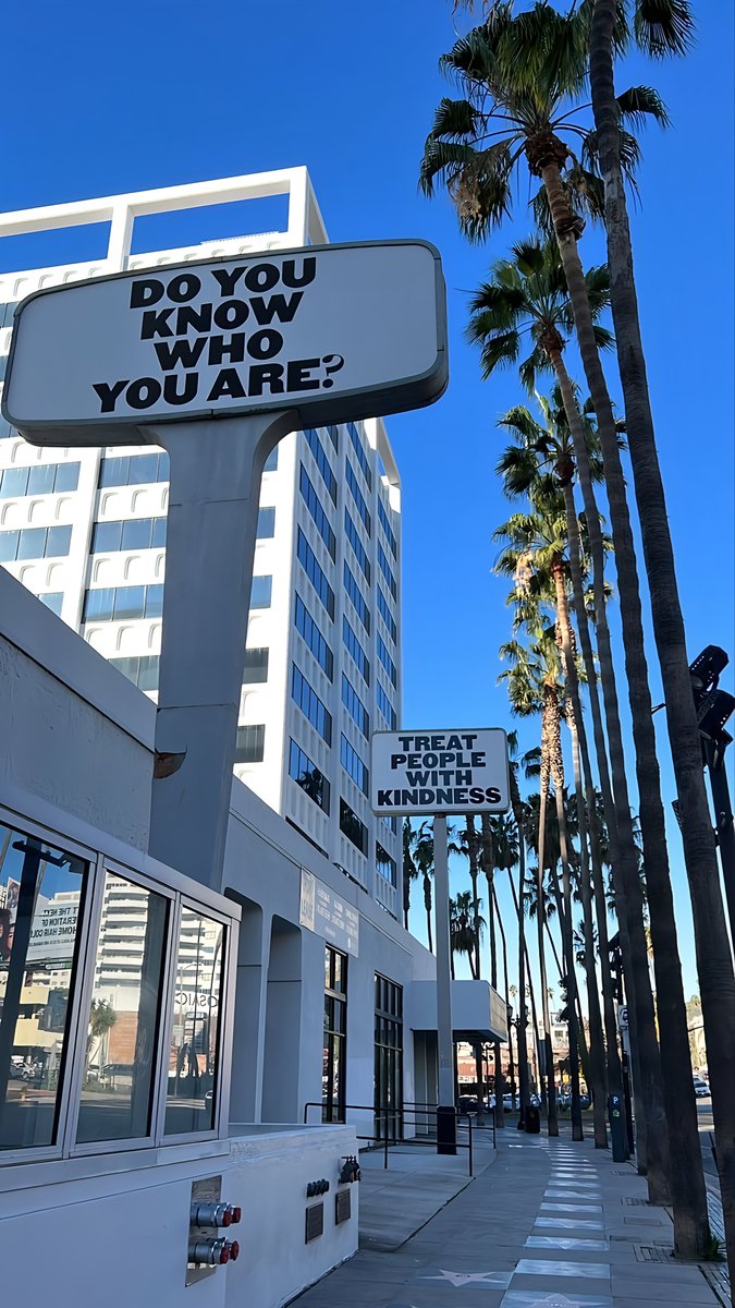Leonard18_X's tweet image. “Do you know who you are? Treat people with kindness 🏙️🌴 #SelfReflection #KindnessMatters #CityVibes #BeTheChange”