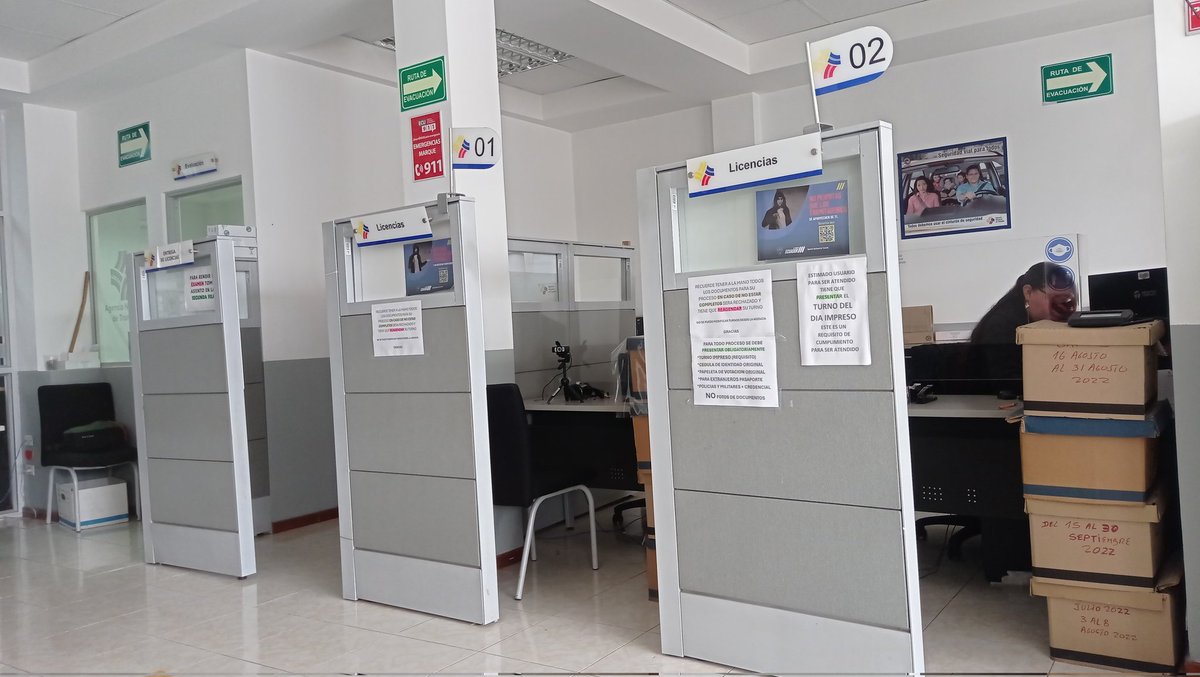 aleximba26's tweet photo. @ANT_ECUADOR sin sistema en su agencia Cayambe para licencias, más de una hora de espera, largas filas y sin ninguna información por parte de funcionarios. https://t.co/SWGPdx56AU