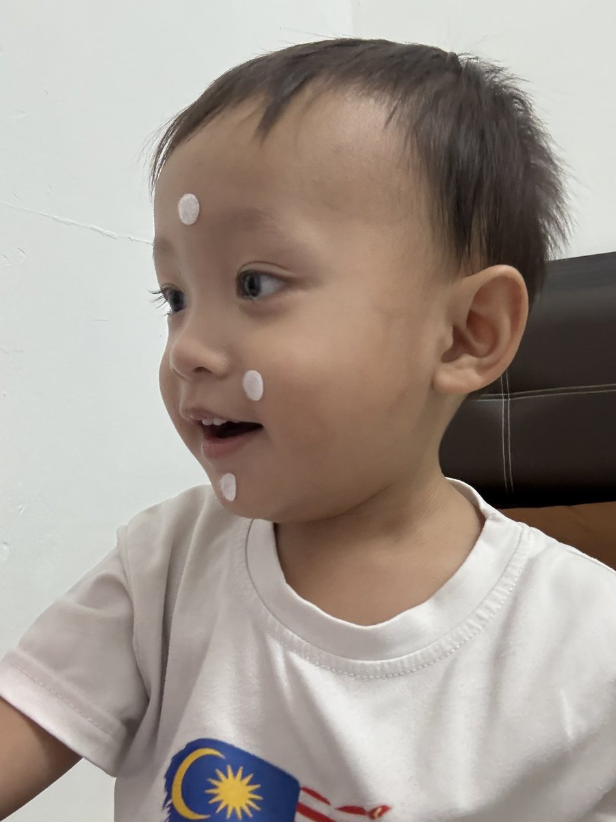 aliyaramlee's tweet photo. ya teacher suruh tampal kat buku dik. bukan kat muka 😵‍💫😵‍💫 https://t.co/o6J8XoFIBz