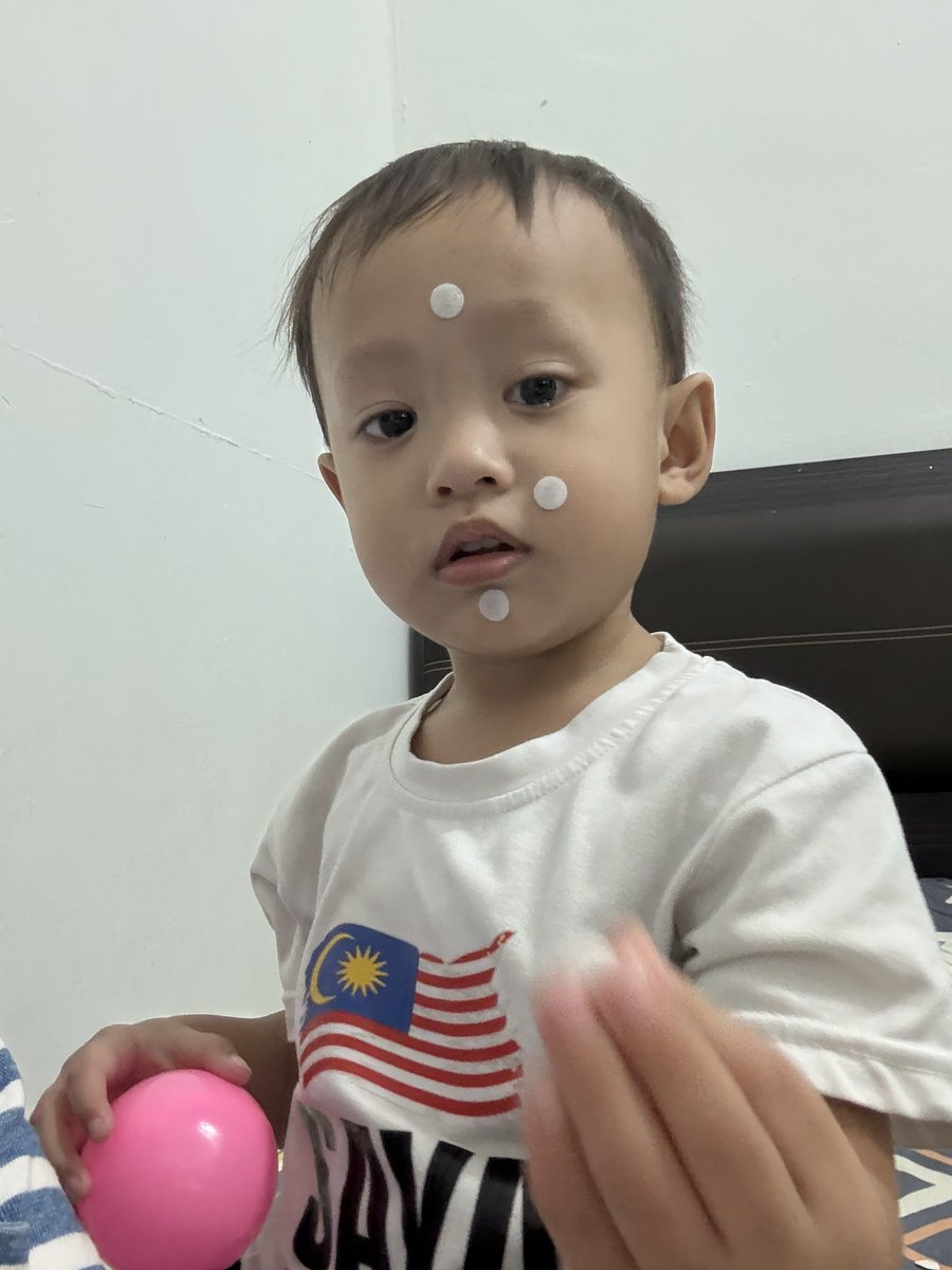 aliyaramlee's tweet photo. ya teacher suruh tampal kat buku dik. bukan kat muka 😵‍💫😵‍💫 https://t.co/o6J8XoFIBz