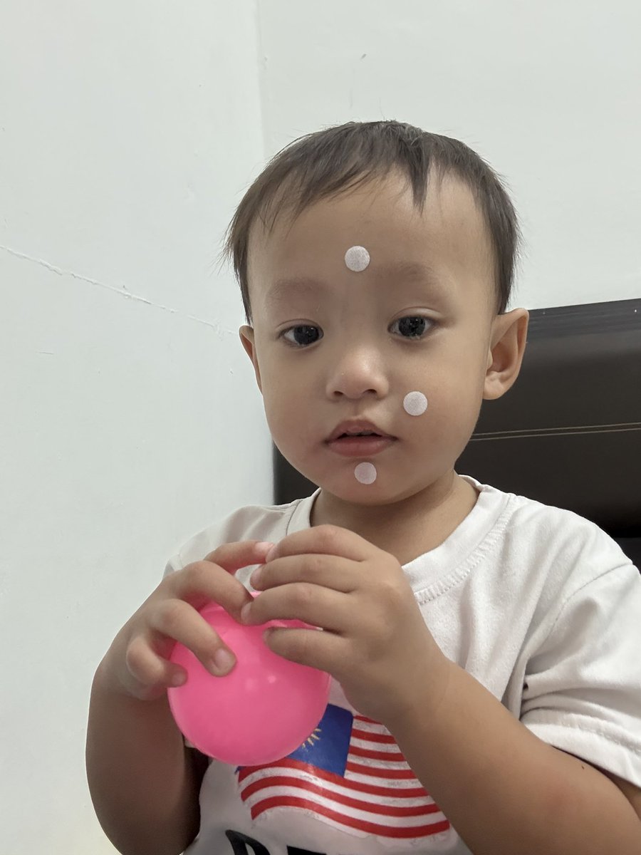 aliyaramlee's tweet photo. ya teacher suruh tampal kat buku dik. bukan kat muka 😵‍💫😵‍💫 https://t.co/o6J8XoFIBz