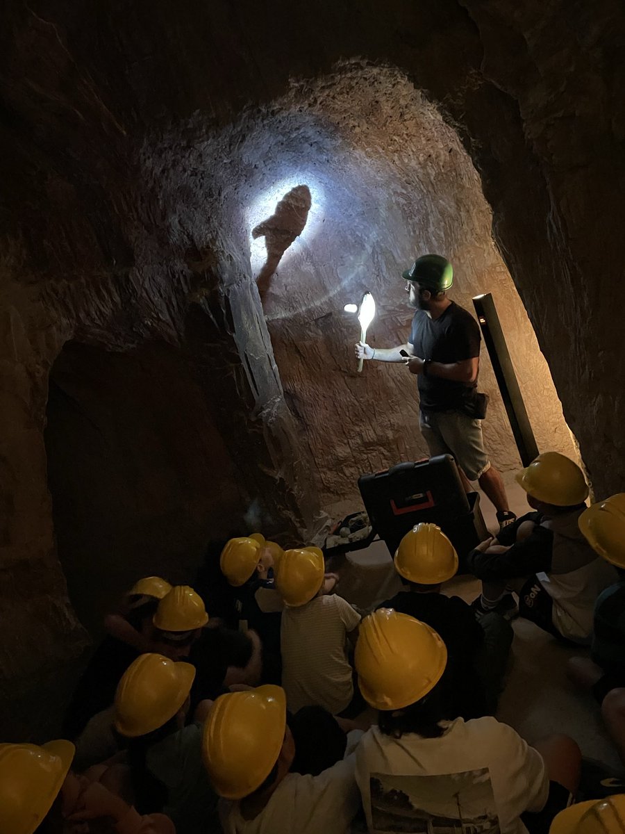 🪨 Avui els alumnes de 6è A hem visitat les Mines Prehistòriques de Gavà! Com a classe dels minerals, hem pogut descobrir de ben a prop d’on provenen i, fins tot, fer la nostra pròpia joia! 💎 Una sortida plena d’aprenentatge i curiositat! #SomMinerals #Escola