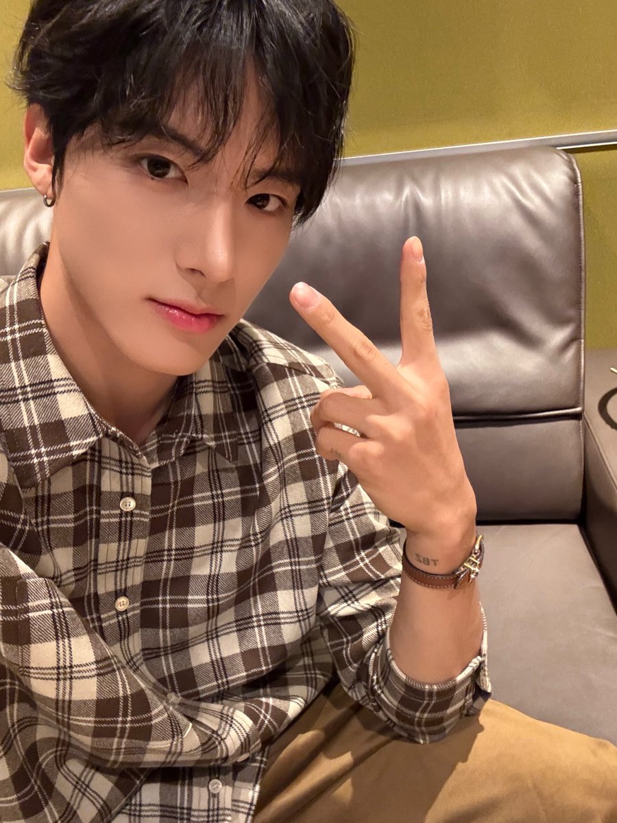 THEBOYZ_officl's tweet image. [📸] 에릭 아이돌 라디오 시즌4 DJ 완료🐶 오늘은 에디의 친구랑 함께 해서 더 즐거웠던 아돌라🎶 게다가 파워풀한 댄스 메들리까지🥹 에디의 아돌라가 있어서 월요일에도 기운이 넘쳐요💪

#THEBOYZ #더보이즈
#ERIC #에릭