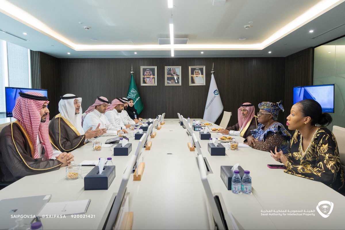 نحو مسيرة اقتصادية واعدة..
التقيت اليوم بمدير عام منظمة التجارة العالمية السيدة نجوزي أوكونجو إيويالا، ناقشنا تعزيز التعاون في دعم مسيرة المملكة في التحول الاقتصادي وتمكين القطاعات الواعدة، مع التأكيد على دور #الملكية_الفكرية كأحد ممكنات الاقتصاد القائم على الإبداع والابتكار.