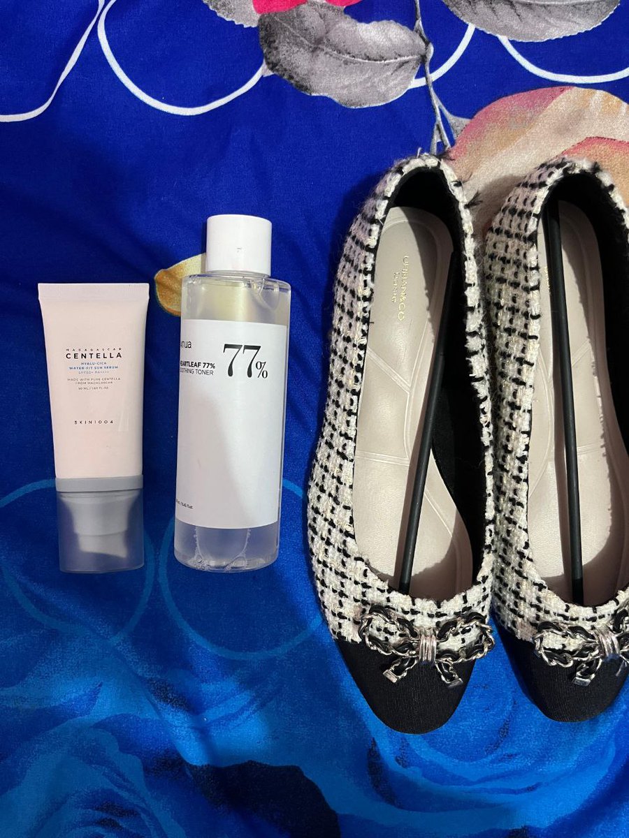 abluesoft's tweet photo. @HeaartSome wts
1. flatshoes urban &amp; co, uk 39 ( new blum perna dipake samsek ) dijual karna kepanjangan di kaki
2. anua soothing 77% heartleaf ( uda perna dipake, sisa pemakain bole japri ) dijual karna ga cocok sm kulit ak 
3. ss centella hyalu-cica water-fit sun serum ( new ) 

ALL A BOX https://t.co/HbtuhKWp4t