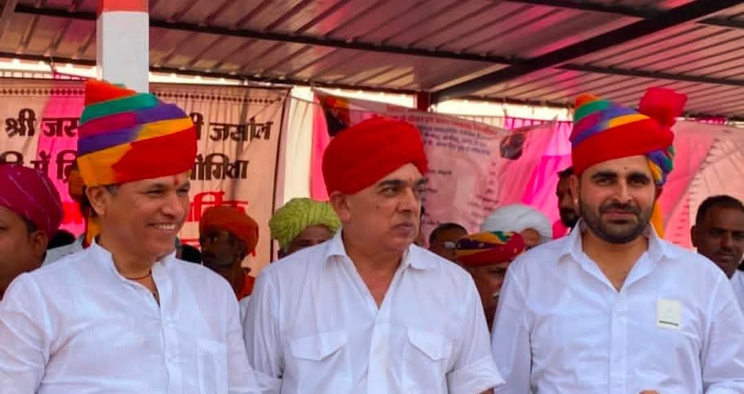 trsiyol's tweet photo. राजनीति, क्रिकेट और रोमांस में सब जायज और संभव होता है...

यहां कोई स्थायी दोस्त-दुश्मन नहीं होता!... 

जो आज साथ है,वो कल को आमने-सामने हो सकते हैं...

वहीं जो आज दोस्ती की गलबहियां करते दिखते हैं...

कल को एक-दूसरे के विरोधी बन सकते हैं...

राजनीति https://t.co/yjUS5R2KiP