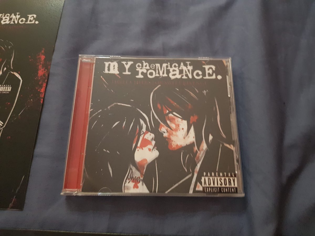 Inositool's tweet image. La meva novia m'ha regalat el cd de revenge (entre altres coses) per el nostre primer any, i ha redibuixat la portada i som nosaltres :3 es la millor
#mcrtwt