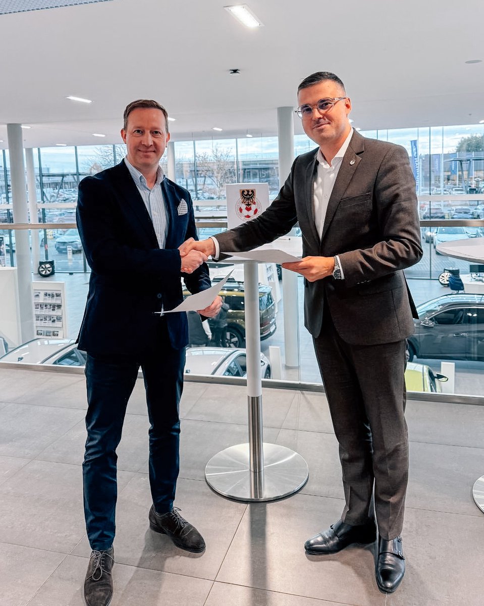 DolZPN's tweet image. 📣 Współpraca, która napędza dolnośląski futbol! ⚽🚗
Dziś nastąpiło podpisanie umowy o przedłużeniu współpracy między Dolnośląskim Związkiem Piłki Nożnej a firmą Hyundai Nawrot! 💪
Pod dokumentem swoje podpisy złożyli:
✅ @CzajkowskiLuke - Prezes Dolnośląskiego Związku Piłki…