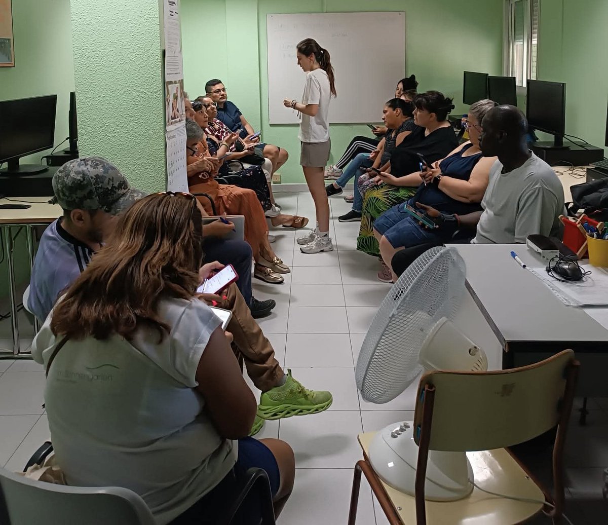 iceas_ong's tweet photo. 📲 #Curso GRATUITO de uso de #móvil. 
Último lunes de mes repasando todo lo aprendido durante estas semanas. Ya sabemos hasta usar #ChatGPT 😏
¡Os esperamos para la edición de noviembre! Los lunes a las 10h.
📍 Avenida Orcasur, 49.
✍️ Inscripciones 📞🗨️ 608 13 55 71 https://t.co/UJUqRk3LMz