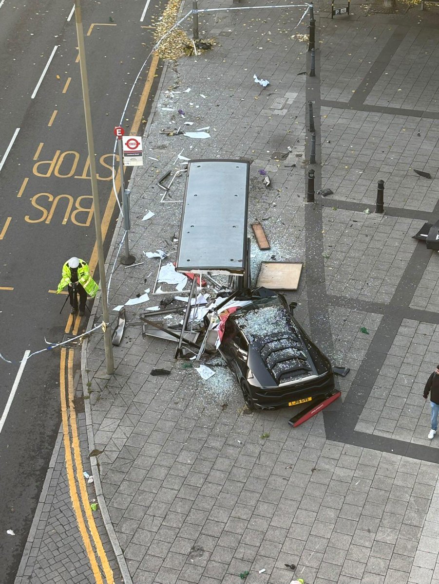 CrimeLdn's tweet image. Lamborghini crash near battersea last night