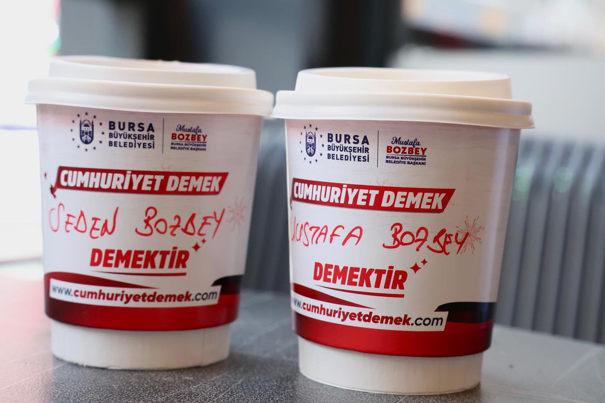 Göreve gelir gelmez ilk iş olarak Bursa'yı geyik figürleri ile donatıp Noeli kutlayan...
*
Ve...
*
Kadim Bursa'nın bereketini kaçırarak kenti susuz bırakan CHP'li BŞB Başkanı Mustafa Bozbey...
*
29 Ekim Cumhuriyet Bayramı dolayısıyla, 
*
"Cumhuriyet demek" yazılı karton