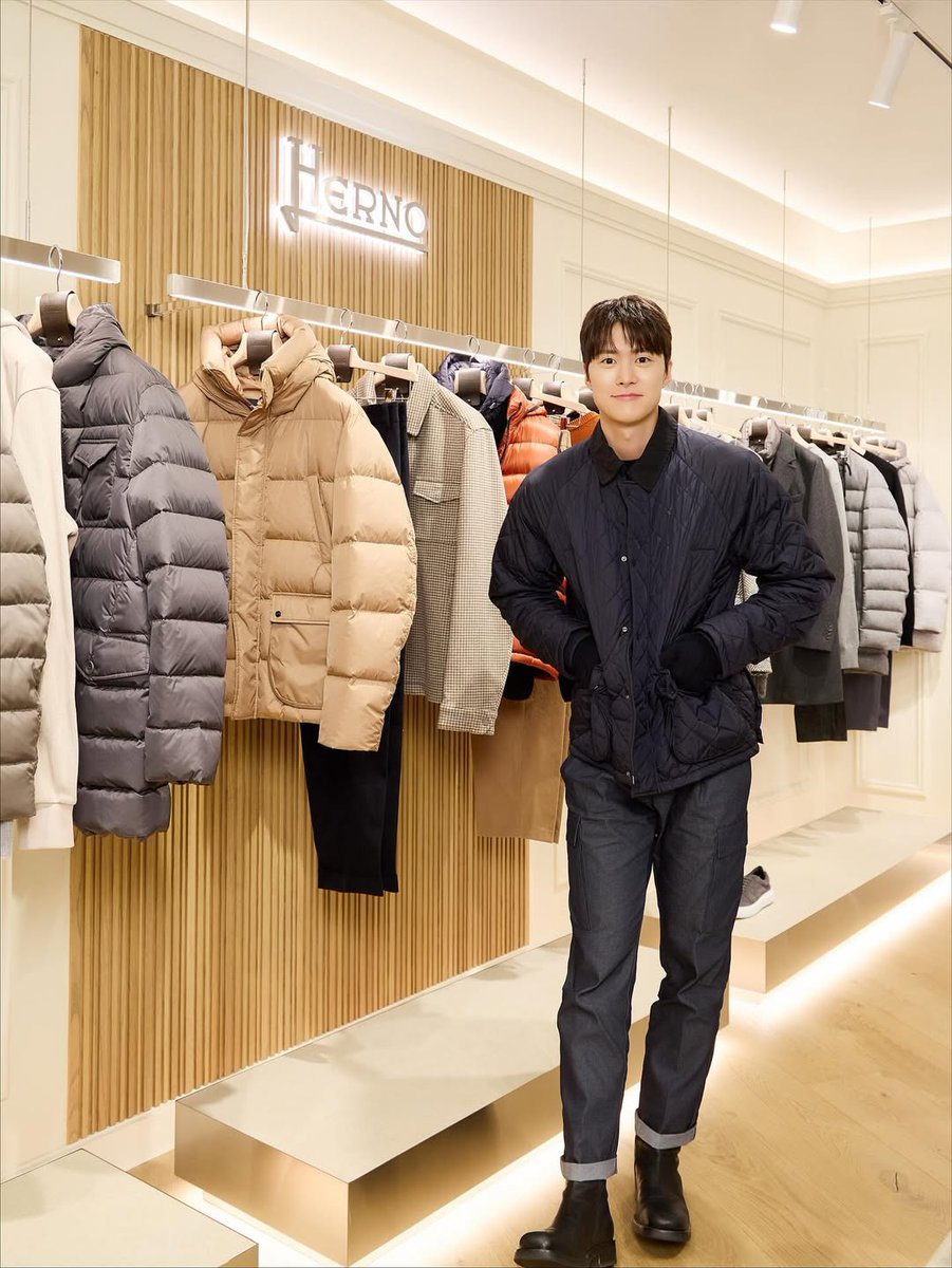 gongmyungfilms's tweet photo. [📸] herno_official

🔗https://t.co/N3c2oq7tgI
🔗https://t.co/HAGA9VovbJ

#HERNO #HERNOFW25 #에르노 
#GongMyung #GongMyoung #공명 https://t.co/6emHqZLseX