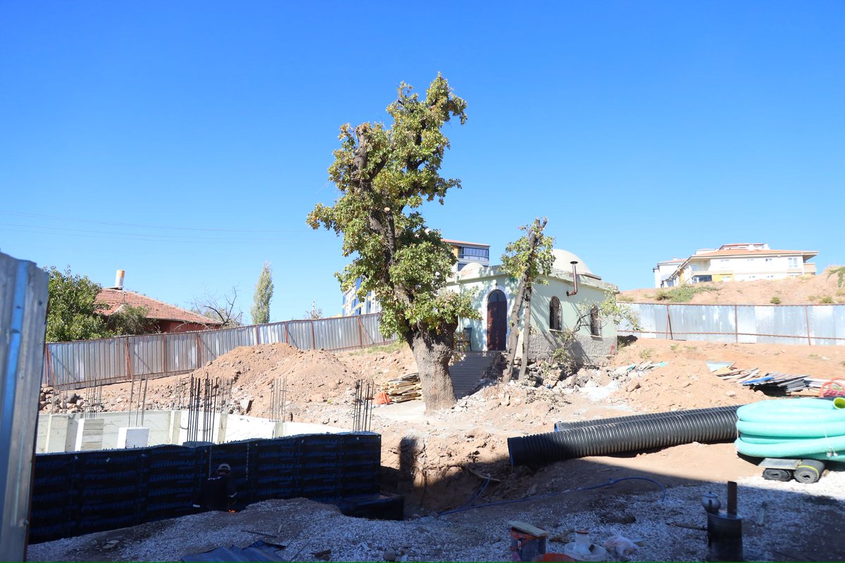 Ecdadın mirasına vefa, gelecek nesillere emanettir...❤️

Aksaray’ımızın manevi simgelerinden biri olan;
📍Terlemez Baba Türbesi ve Camini geçmişin izlerini koruyarak geleceğe taşıyoruz. 🕌🌙🌹

Zamanla yıpranan bu kıymetli mirasımızı aslına uygun şekilde yeniden inşa ediyor;