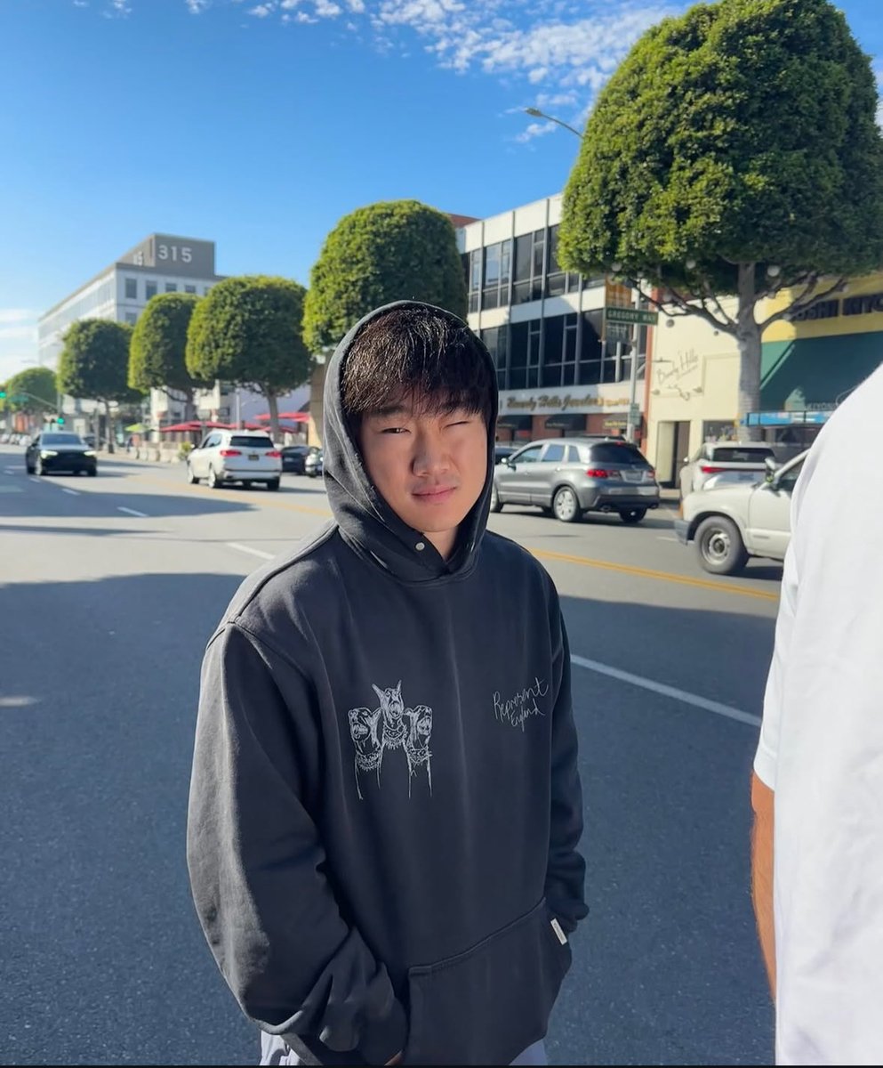rara0___0's tweet photo. 후드티 모자쓴 유키가 너무 좋아요 https://t.co/rbzJUw28Uw