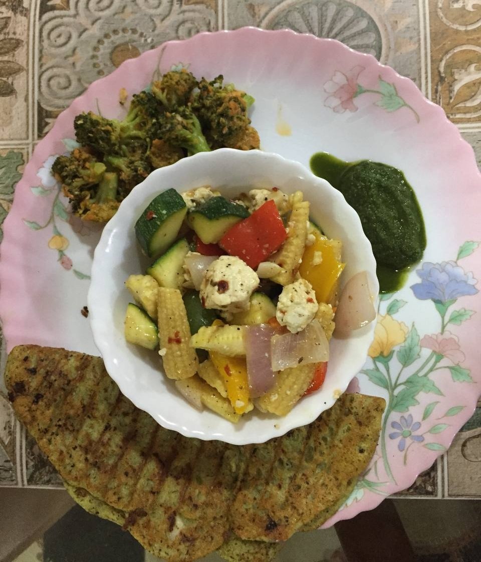 100 gms Brocolli marinated in homemade yoghurt and few spices,sauted veggies with homemade low fat 100 gms paneer and moong daal chilla
Guess the amount of protein🤤😋
