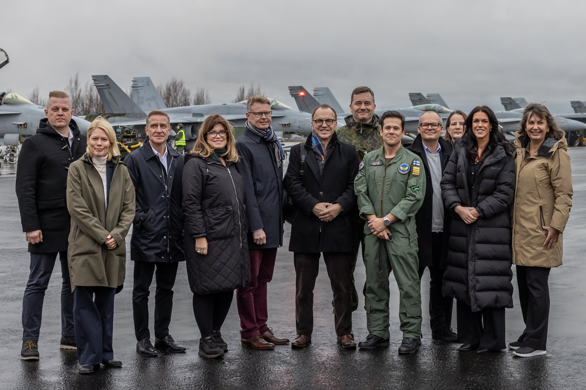 Ministereiden valtiosihteerit <a href="/valtioneuvosto/">Valtioneuvosto | Statsrådet</a> vierailivat tänään Lapin lennostossa osana hallituksen Pohjoista ohjelmaa. Valtiosihteerit saivat laajat ajankohtaiskatsaukset lennostolta ja <a href="/JaakariPR/">Jääkäriprikaati</a>:lta sekä tutustuivat Hornet-kalustoon.

#ilmavoimat #laplsto #jpr #rovaniemi
