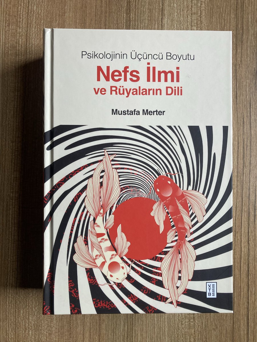 iuefsosyoloji's tweet photo. 📚
Bugün bize gelenlerde Mustafa Merter’den Psikolojinin Üçüncü Boyutu Nefs İlmi ve Rüyaların Dili var. Eser @ketebe tarafından neşredildi.
✍️
“Psikiyatrist Dr. Mustafa Merter, Batı psikolojisinin temel kuramlarını tasavvufun asırlık hikmetiyle buluşturarak psikolojinin üçüncü boyutuna kapı aralıyor: Nefs İlmi. Freud’un bastırma kavramından Jung’un arketiplerine, modern psikolojinin önde gelen kavram ve yaklaşımlarından benötesi psikolojiye dek birçok konuya değinen yazar; ardından bizi, insanın varoluşunu çok katmanlı bir harita gibi açan nefs mertebelerine götürüyor.
Kitapta; kaygı, depresyon, nöroz ve modern çağın diğer ruhsal sıkıntıları, nefsin üç boyutlu yapısı üzerinden yeniden ele alınıyor.”