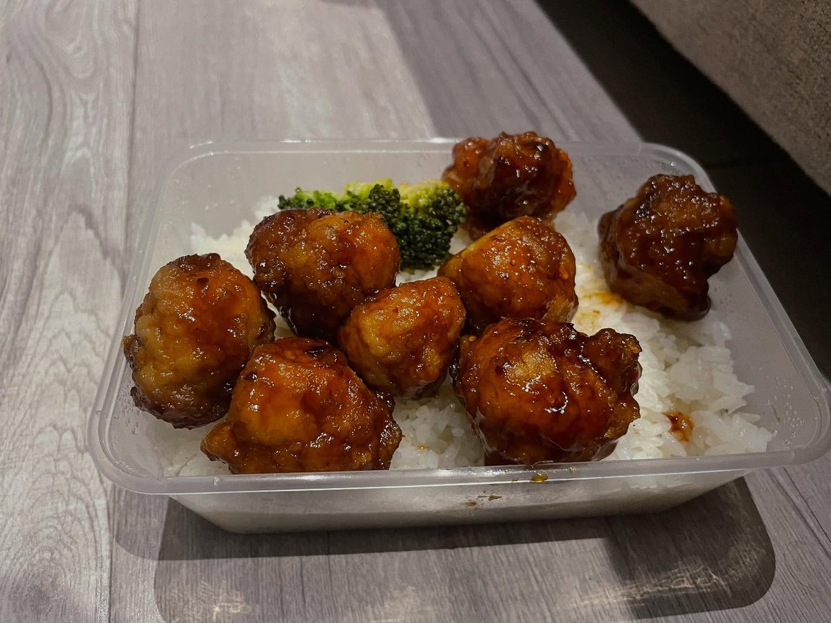 VolgaFlowsWest's tweet image. Sometimes, when you’ve had a really rough day, the only thing that solves it is authentic Chinese food. Shout out to Shanghai restaurant Chick Rice for getting me some General Tso’s chicken. #china #generaltsochicken
