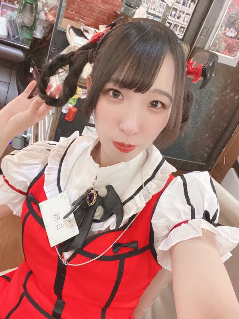 ハロウィンイベントの振り返り🦇
1日目は、ヴァンパイアガールでした！

開店から閉店まで満席でのご案内で、終始にぎやかでとても嬉しかったです。

複数ターンのお客様も多く、飽きないように昼と夜とで髪型を変えてみました。
いかがでしたでしょうか？