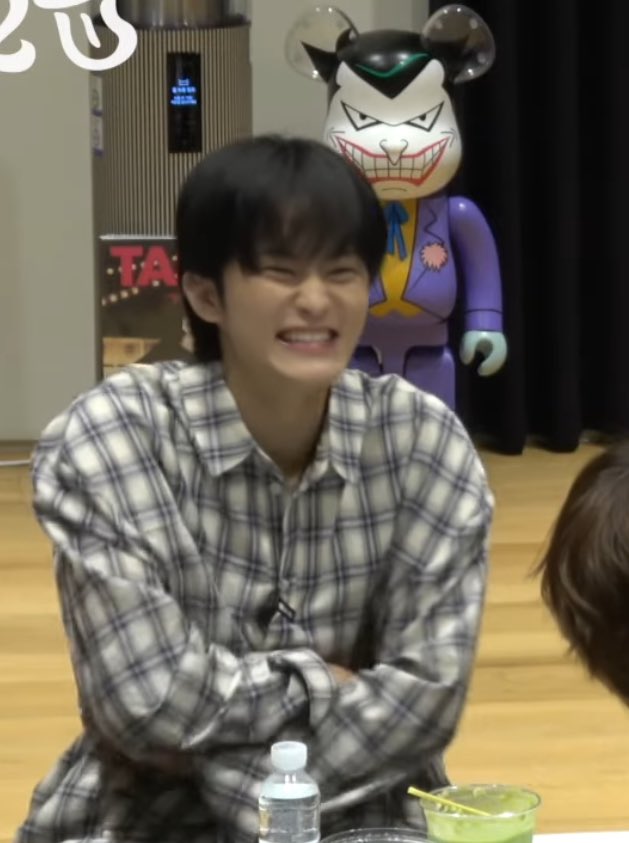 ตอนแรกโฟกัสที่น้องม้าคยิ้มน่ารักมาก พอมองข้างหลัง โอ้ย แฮชาน แกตั้งไรไว้ที่บ้านนิ55555555555555555555