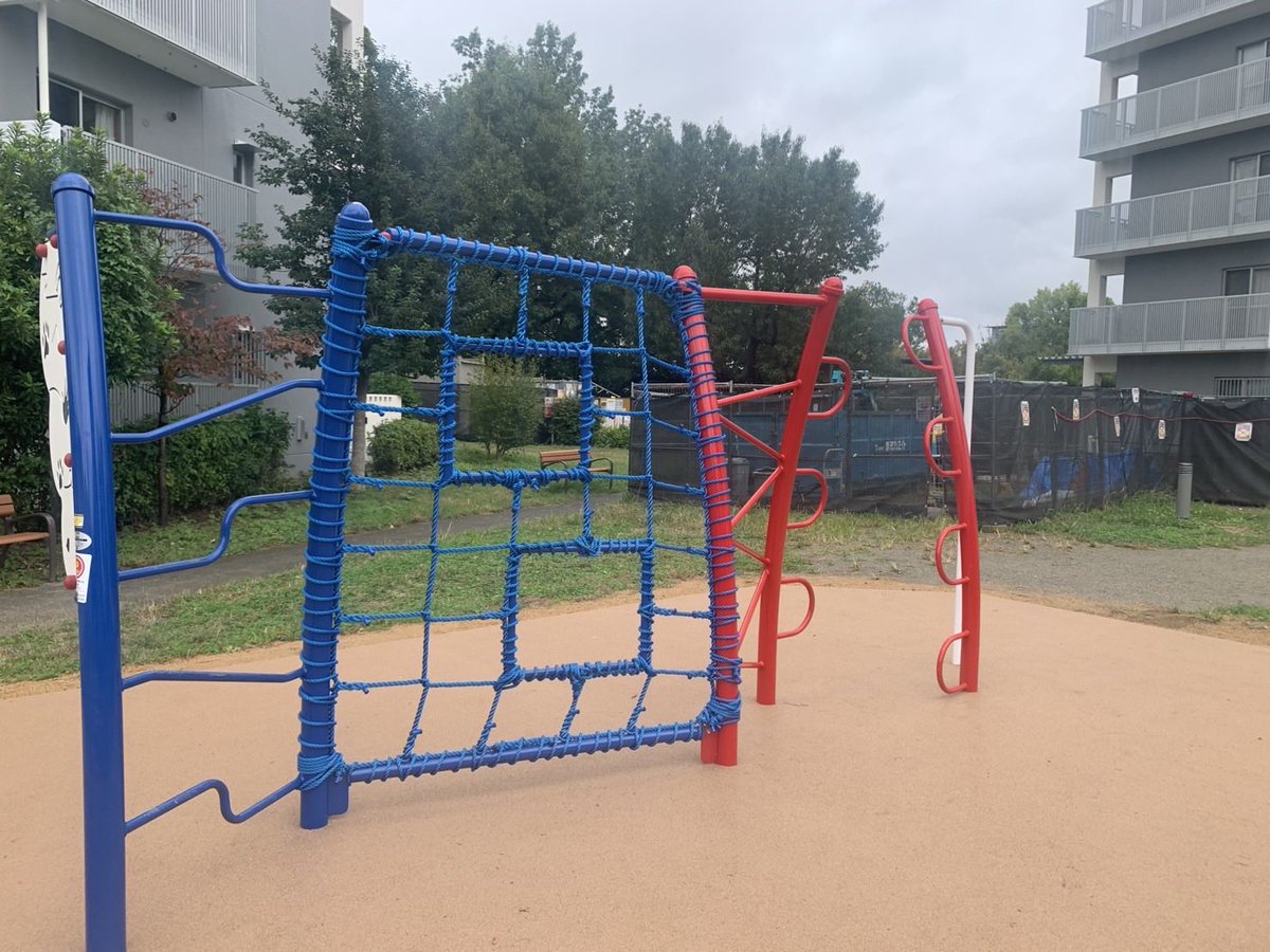 wingate_toyama's tweet image. デザイン監修した公園遊具がついに国内デビュー。

場所は大阪府池田市のUR団地です。住民投票により、色が赤青（万博の影響？）になりました。