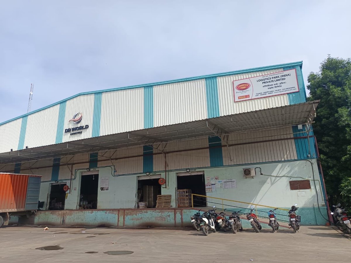 itsbyzantine's tweet image. My father, an Indian Air Force personnel, has been harassed, blackmailed, and extorted by a packers &amp;amp; movers company during his official transfer from Nagpur to Silchar.

We had hired Reliable Packers and Movers to shift our household goods. They promised to transport everything…