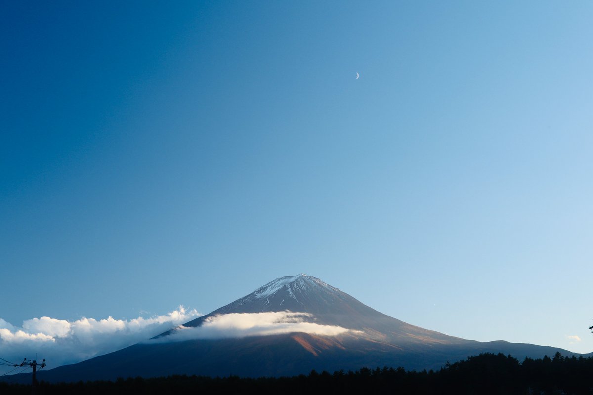 今日も雲が多かったが、午後になって晴れ間が広がり富士山が姿を見せた。富士山の雪は日に日に薄くなってきた。 20.8℃ / 6.9℃ #毎日富士 #富士山 #mtfuji