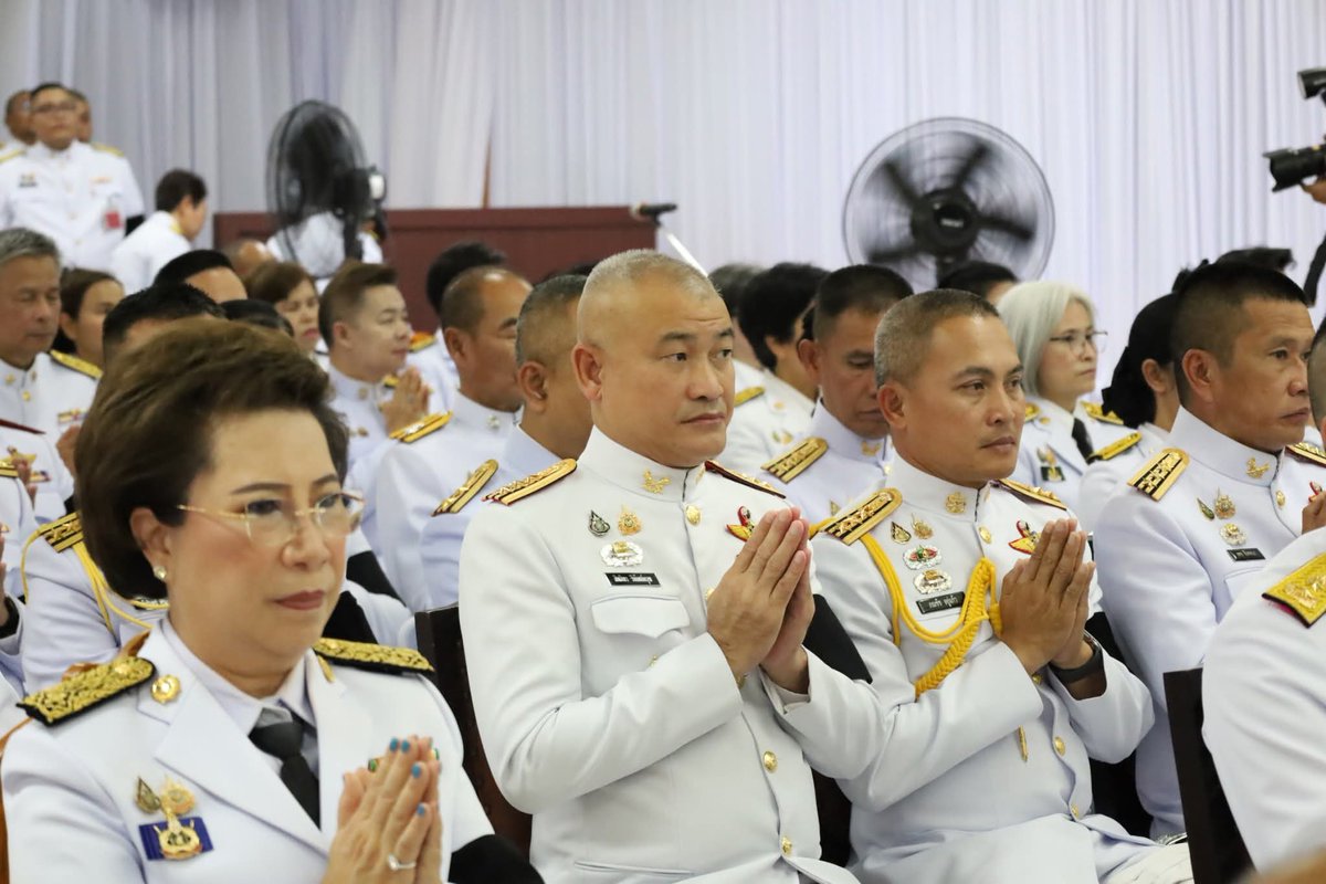 1_DevDiv's tweet image. เมื่อ 26 ต.ค. 68 
พ.อ. สิทธิพร วิพัฒน์ครุฑ รอง ผบ.พล.พัฒนา 1  ร่วมถวายน้ำสรงพระบรมศพเบื้องหน้าพระฉายาลักษณ์
สมเด็จพระนางเจ้าสิริกิติ์ พระบรมราชินีนาถ พระบรมราชชนนีพันปีหลวง เพื่อแสดงออกถึงความจงรักภักดี และน้อมรำลึกในพระมหากรุณาธิคุณอันหาที่สุดมิได้ ณ วัดมหาธาตุวรวิหาร  จว.ร.บ.