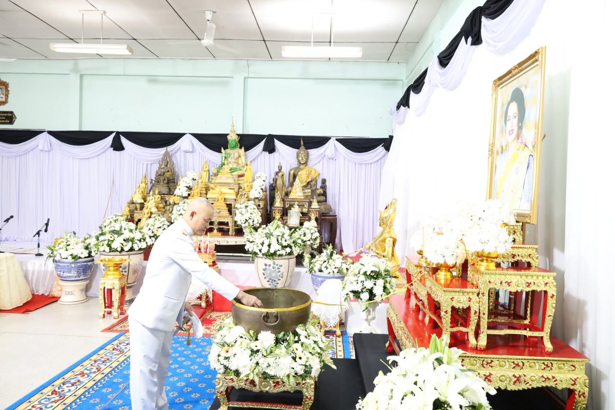 1_DevDiv's tweet image. เมื่อ 26 ต.ค. 68 
พ.อ. สิทธิพร วิพัฒน์ครุฑ รอง ผบ.พล.พัฒนา 1  ร่วมถวายน้ำสรงพระบรมศพเบื้องหน้าพระฉายาลักษณ์
สมเด็จพระนางเจ้าสิริกิติ์ พระบรมราชินีนาถ พระบรมราชชนนีพันปีหลวง เพื่อแสดงออกถึงความจงรักภักดี และน้อมรำลึกในพระมหากรุณาธิคุณอันหาที่สุดมิได้ ณ วัดมหาธาตุวรวิหาร  จว.ร.บ.