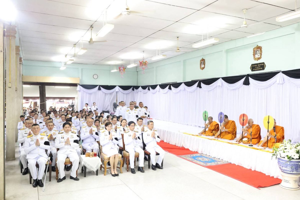 1_DevDiv's tweet image. เมื่อ 26 ต.ค. 68 
พ.อ. สิทธิพร วิพัฒน์ครุฑ รอง ผบ.พล.พัฒนา 1  ร่วมถวายน้ำสรงพระบรมศพเบื้องหน้าพระฉายาลักษณ์
สมเด็จพระนางเจ้าสิริกิติ์ พระบรมราชินีนาถ พระบรมราชชนนีพันปีหลวง เพื่อแสดงออกถึงความจงรักภักดี และน้อมรำลึกในพระมหากรุณาธิคุณอันหาที่สุดมิได้ ณ วัดมหาธาตุวรวิหาร  จว.ร.บ.