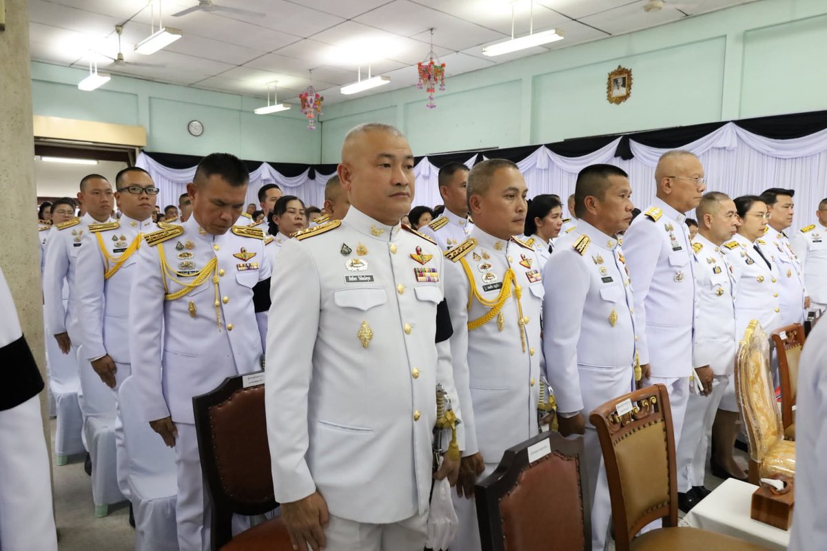 1_DevDiv's tweet image. เมื่อ 26 ต.ค. 68 
พ.อ. สิทธิพร วิพัฒน์ครุฑ รอง ผบ.พล.พัฒนา 1  ร่วมถวายน้ำสรงพระบรมศพเบื้องหน้าพระฉายาลักษณ์
สมเด็จพระนางเจ้าสิริกิติ์ พระบรมราชินีนาถ พระบรมราชชนนีพันปีหลวง เพื่อแสดงออกถึงความจงรักภักดี และน้อมรำลึกในพระมหากรุณาธิคุณอันหาที่สุดมิได้ ณ วัดมหาธาตุวรวิหาร  จว.ร.บ.