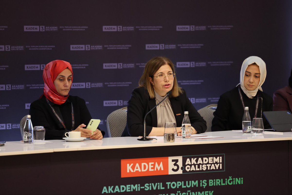 kademorgtr's tweet photo. Türkiye’nin 55 ilindeki temsilciliklerimizde gönüllü olarak çalışmalar yürüten akademisyenlerle, 3. KADEM Akademi Çalıştayı'nda bir araya geldik.

Akademi–Sivil Toplum İş Birliğini Yeniden Düşünmek temasıyla gerçekleştirdiğimiz çalıştayla; kadına dair yürütülen araştırmaların sivil topluma sunulmasını, teorinin sahayla buluşmasını ve deneyimin bilgiye dönüşmesini hedefliyoruz.

Çalıştayımıza katılan, bilgi ve tecrübeleriyle katkıda bulunan tüm misafirlerimize teşekkür ederiz.