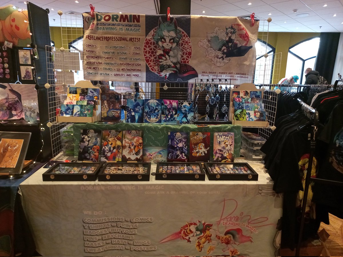 Going to @pirareparadise for lunch on our way back home from <a href="/PonyConHolland/">PonyCon Holland</a> and they have a huge dragon animatronic. My son is fascinared and asked me to draw him a dragon for the very first time... im proud and moved.