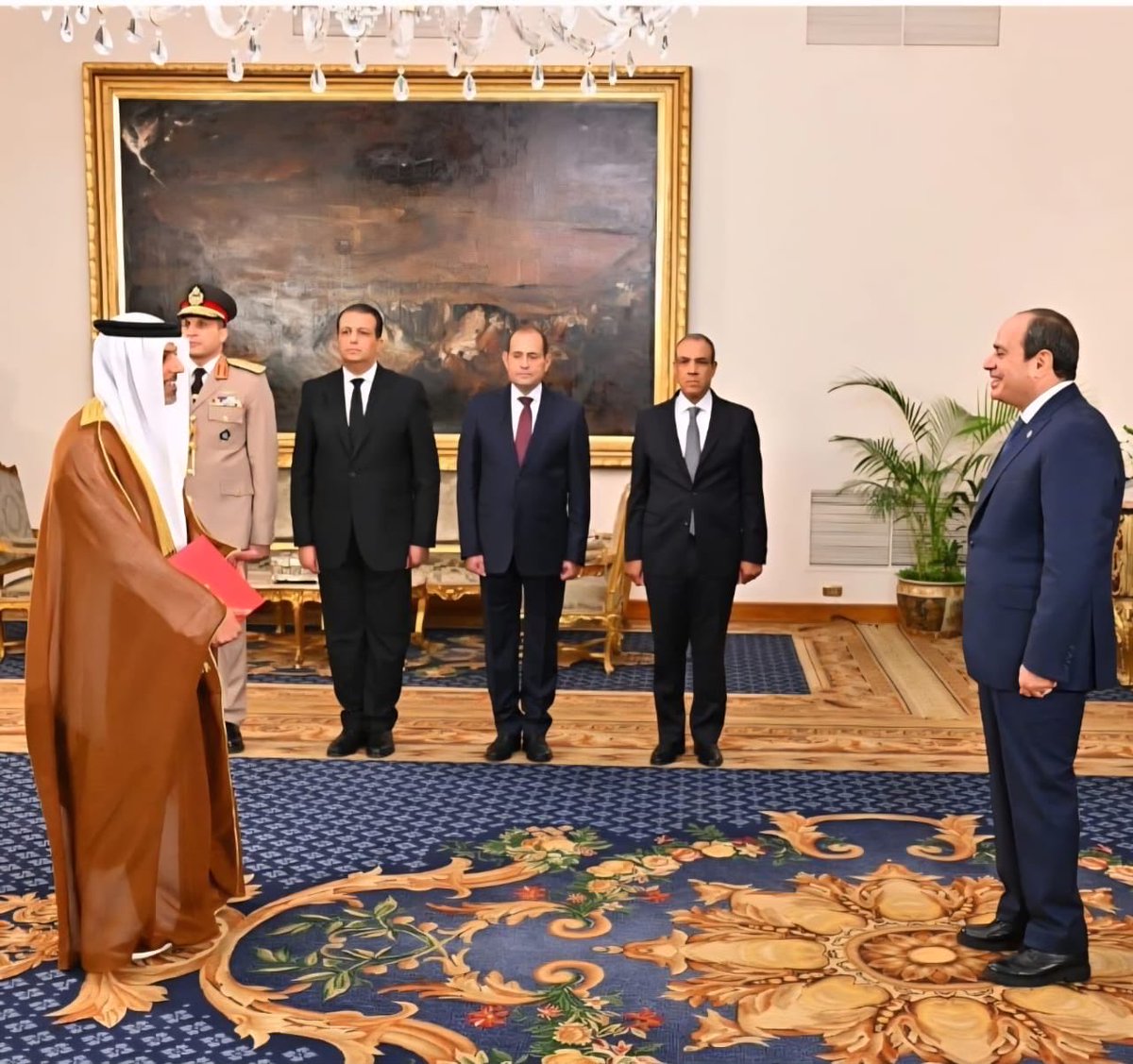 ALZAABI82's tweet image. تشرفتُ بتقديم أوراق اعتمادي إلى فخامة الرئيس عبد الفتاح السيسي، رئيس جمهورية مصر العربية، سفيراً لبلادي لدى جمهورية مصر الشقيقة ..

تجمع الإمارات ومصر علاقات أخوية راسخة تُجسّد تكامل الطموحات والرؤى، وتقوم على أسس متينة من التعاون والشراكة الصادقة .. وتشهد هذه العلاقات اليوم…