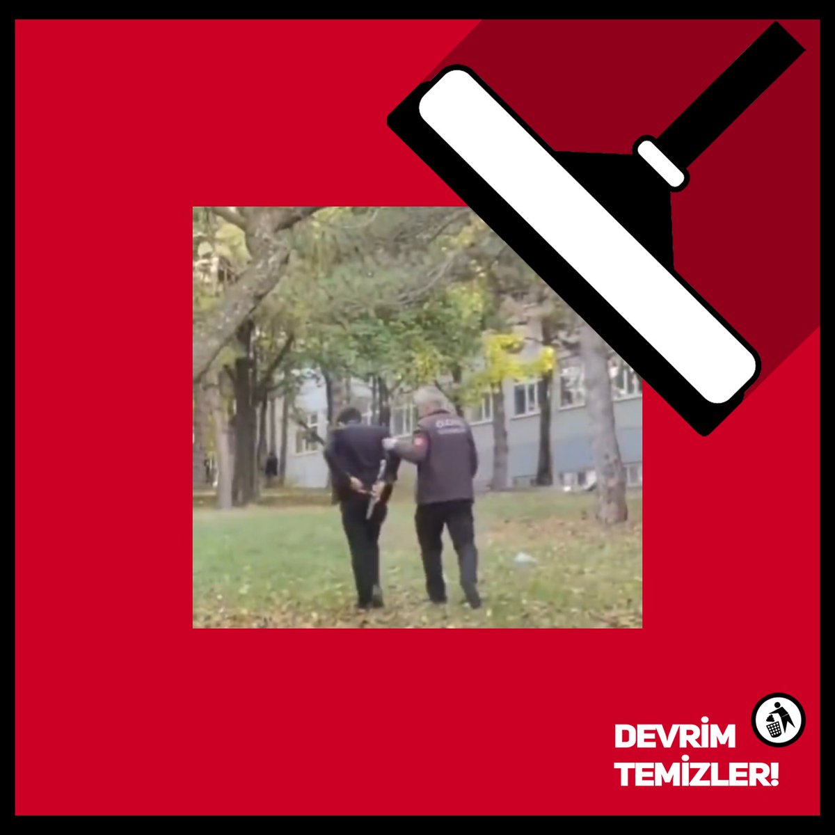 Hacettepe Üniversitesi Güvenlik Birimi, palalı saldırganları omuzlarını sıvazlayarak alandan uzaklaştırdı.

⤵️ Bu pisliği devrim temizler!