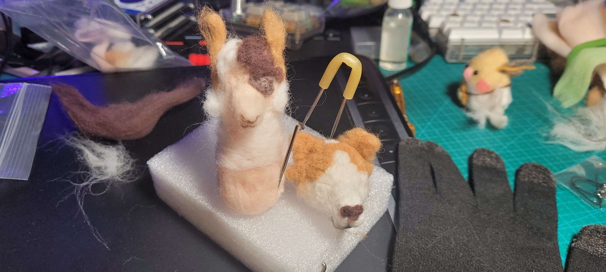 FunFreshNew's tweet image. I tried needle felting for the first time
the cockatile was the first attempt based on the kit I bought

Then tried to make my fluffs and the results are just like that 😂at least I tried
