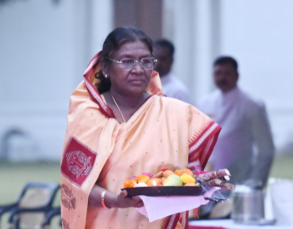 Bihar_se_hai's tweet image. हमारे देश की राष्ट्रपति द्रौपदी मुर्मू  छठ करते हुए 🤗