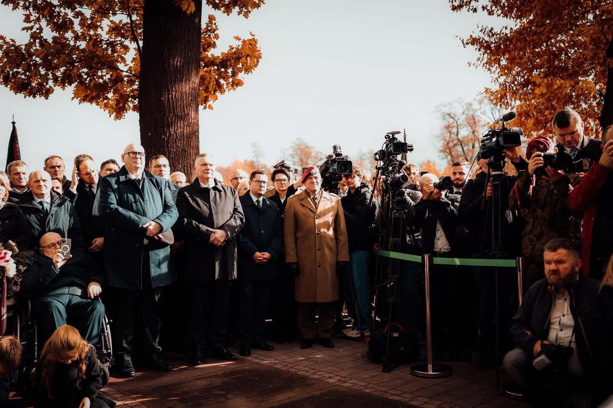 Henryk_Smolarz's tweet photo. 🍀 Dziś Wierzchosławice stały się sercem ruchu ludowego. W Zaduszki Witosowe oddaliśmy hołd Wincentemu Witosowi – premierowi wolności i symbolowi służby dla Polski. 🇵🇱
#ZaduszkiWitosowe #Witos #PSL https://t.co/nPIbmE0X1v