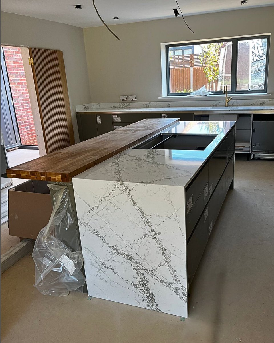 DesignStonework's tweet image. From slab to showstopper 💚

Our team has brought this Verde Peak 20mm quartz from @technistone_int to life 🔥

Expertly cut, polished, and fitted to perfection. 🙌

#verdepeak #naturalstone #quartzworktops #marblestone #kitcheninspo #dreamkitchen #norfolk #homedesign