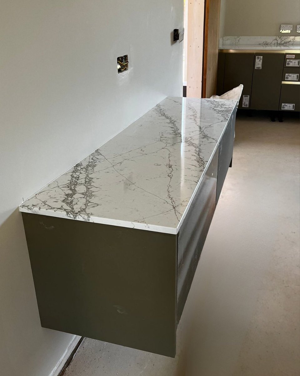 DesignStonework's tweet image. From slab to showstopper 💚

Our team has brought this Verde Peak 20mm quartz from @technistone_int to life 🔥

Expertly cut, polished, and fitted to perfection. 🙌

#verdepeak #naturalstone #quartzworktops #marblestone #kitcheninspo #dreamkitchen #norfolk #homedesign