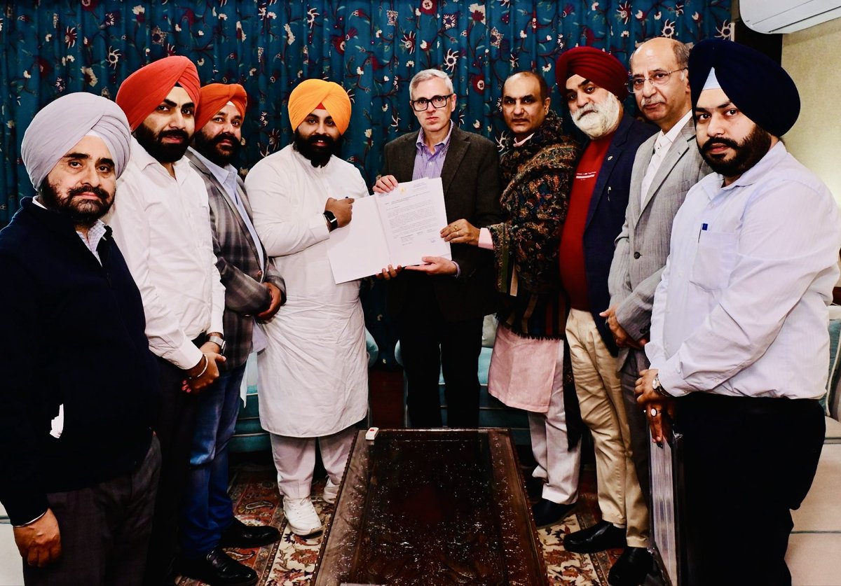 ਕੈਬਿਨੇਟ ਮੰਤਰੀ <a href="/harjotbains/">Harjot Singh Bains</a> ਜੀ ਦੀ ਸਰਪ੍ਰਸਤੀ ਵਿੱਚ ਅਸੀ ਸਨੇ ਸ਼੍ਰੀਨਗਰ ਵਿਖੇ ਮੁੱਖ ਮੰਤਰੀ ਜੰਮੂ-ਕਸ਼ਮੀਰ ਉਮਰ ਅਬਦੁੱਲਾ ਨਾਲ ਮੁਲਾਕਾਤ ਕੀਤੀ ਅਤੇ ਸ੍ਰੀ ਗੁਰੂ ਤੇਗ ਬਹਾਦਰ ਜੀ ਦੇ 350ਵੇਂ ਸ਼ਹੀਦੀ ਦਿਹਾੜੇ ਨੂੰ ਸਮਰਪਿਤ ਸਮਾਗਮਾਂ 'ਚ ਸ਼ਮੂਲੀਅਤ ਲਈ ਸੱਦਾ ਪੱਤਰ ਦਿੱਤਾ।