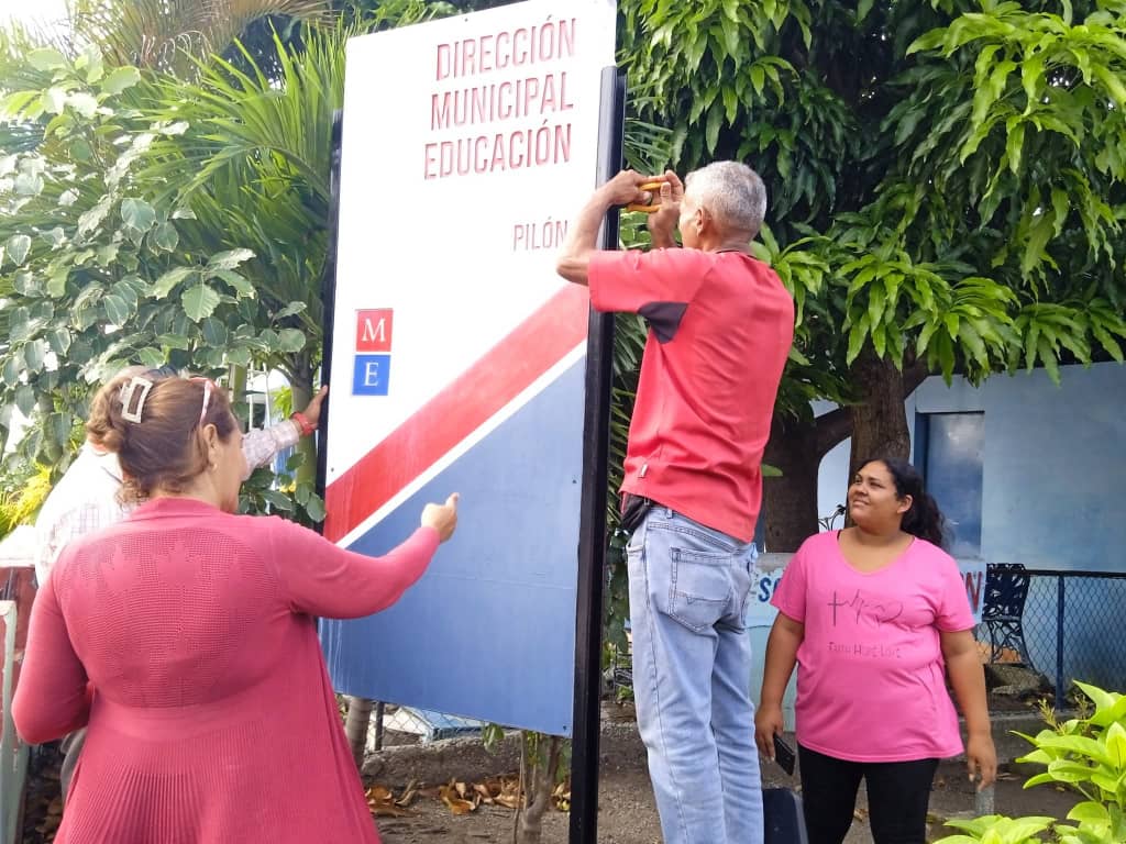 DMEPilon's tweet photo. #SinPerderUnMinuto desde la Dirección General de Educación Pilón se continúa con el desmontaje de las vallas de identificación. #EducaciónPilón #PreparadosYAlertas #MunicipioPilón #EducaciónGranma #ProvinciaGranma #EducaciónDeCalidad https://t.co/r1ToN56ReI